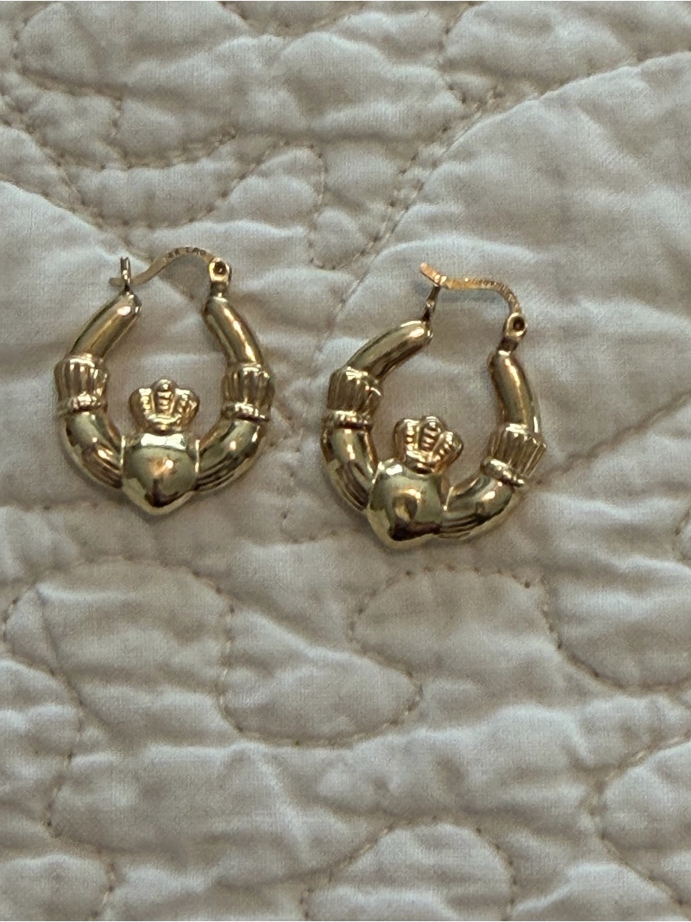 irish claddagh 14k yellow gold hoop earrings